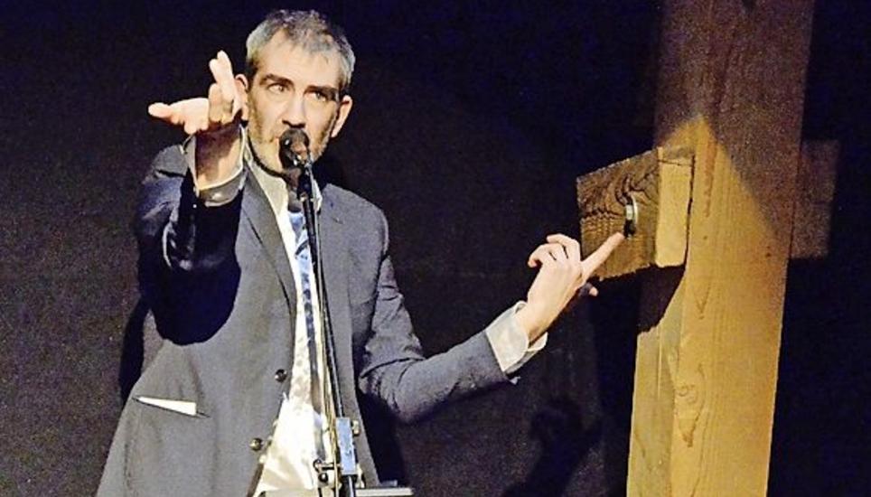 Komiker und Liedermacher Manuel Stahlberger überzeugte durch herrliche Lieder mit echt komischem Inhalt und mit seinen bebilderten Exkursen in Sachen Zeichenunterricht oder Heraldik, Wappenkunde.