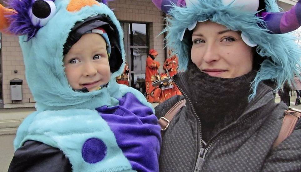 Im Partnerlook als blaue Monster bei der Kinderfasnacht verkleidet: Mama Sandra Tries mit Sohn Malwin. Bild: Ernst Hunkeler