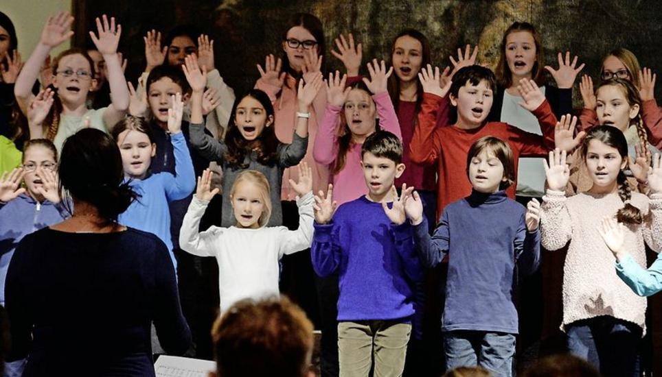 Die Kinder des Knabenchors und der Mädchenchöre I und II zeigten zu einem afrika- nischen Lied eine passende Performance. Bilder: Selwyn Hoffmann