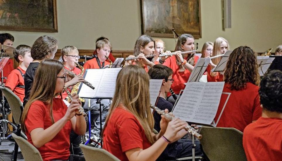 Volle Konzentration bei den Bläserinnen und Bläsern des Novello-Blasorchesters. In ihrem Konzert begeisterten sie mit Filmmusikthemen.