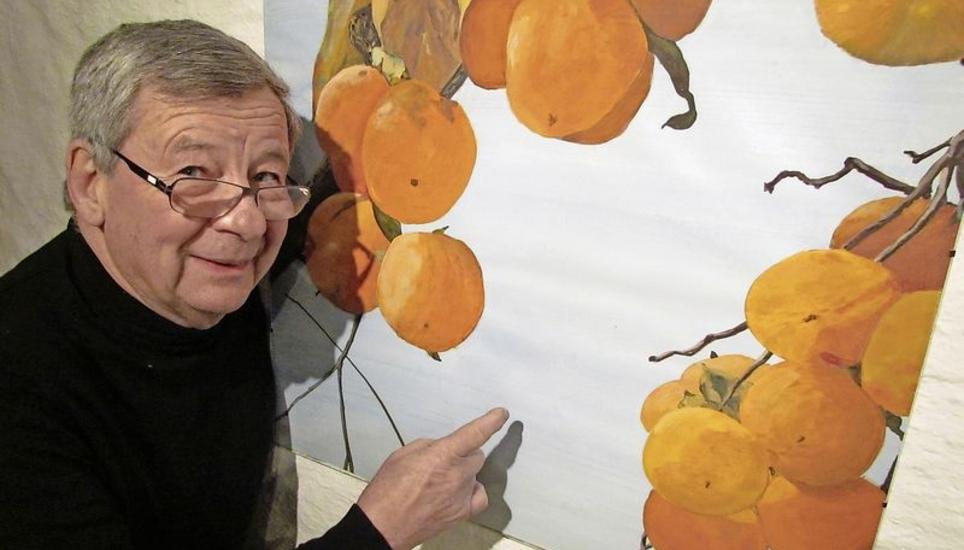Bringt seine Gefühle für Japan plakativ auf Papier: Der Schaffhauser Maler Urs Werner ist derzeit zu Gast im «Leue» Diessenhofen. Bild: Ernst Hunkeler