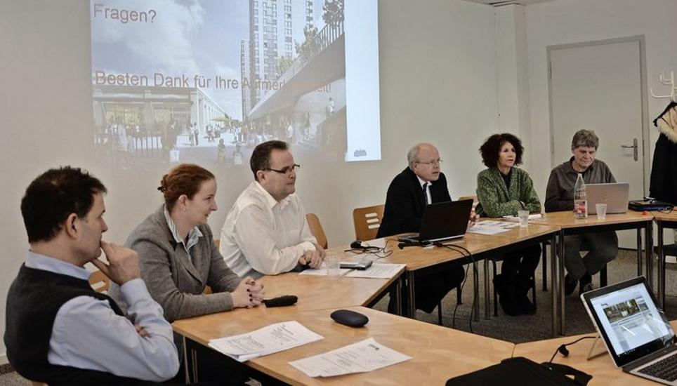 Der Neuhauser Gemeinderat präsentierte gestern die Legislaturziele 2017–2020: Dino Tamagni, Gemeindeschreiberin Janine Rutz, Christian Di Ronco, Gemeindepräsident Stephan Rawyler, Franziska Brenn und Ruedi Meier (v. l.). Bild: Pascal Schmidlin