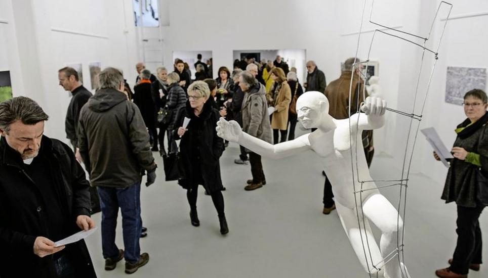 In ein spannungsreiches Verhältnis zueinander gesetzt: 40 Einzelwerke von fünf Künstlern in der Galerie Mera. Im Vordergund: «Ohne Titel», Gips und Draht, 2016, von Claudia Girard. Bild; Selwyn Hoffmann