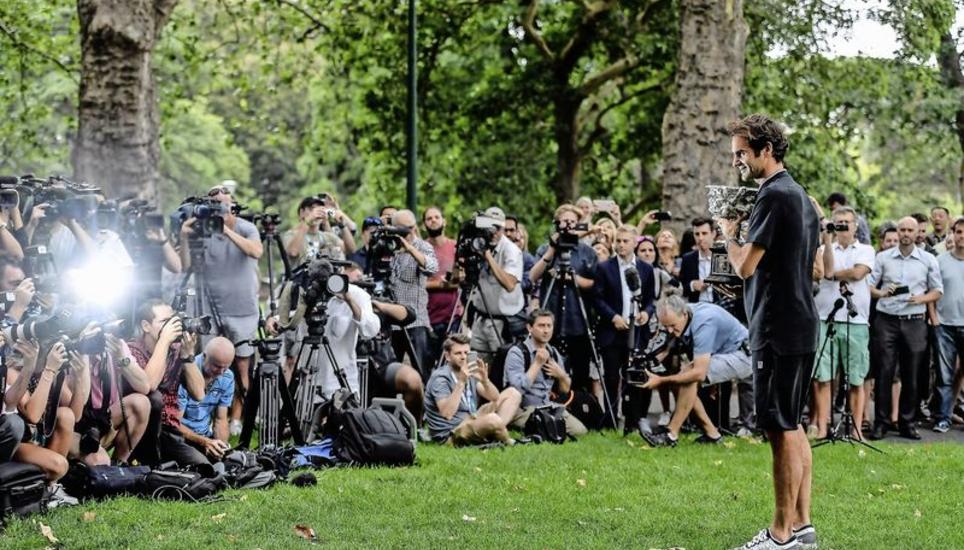 Ein Mann im Mittelpunkt: Die internationale Presse feierte Roger Federer nach seinem Triumph in Melbourne. Bild: Key