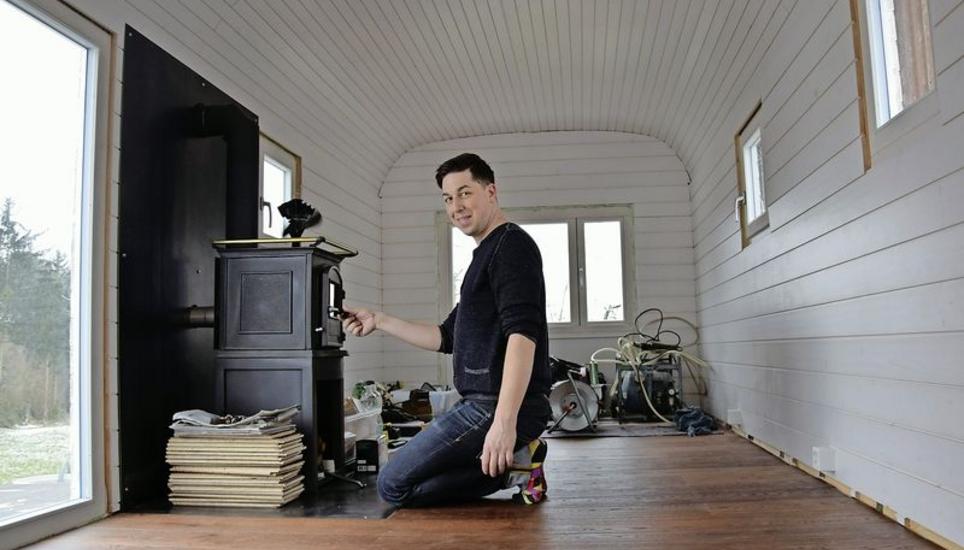 Kürzlich hat Kevin Rechsteiners Parkett in seinem Minihaus verlegt. Vor rund einem Jahr hat der 35-Jährige damit begonnen, den ehemaligen Zirkuswagen umzubauen. Im Frühling will er einziehen. Bilder: Saskia Baumgartner