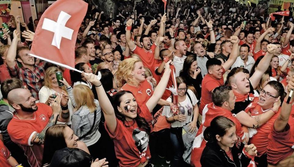 Der Schaffhauser Stadtrat findet, der Mosergarten sei aufgrund seiner Lage, Grösse und Erreichbarkeit optimal für die Übertragung von Fussballspielen: Bild vom WM-Match Schweiz – Honduras vom Juni 2014. Bild: Selwyn Hoffmann