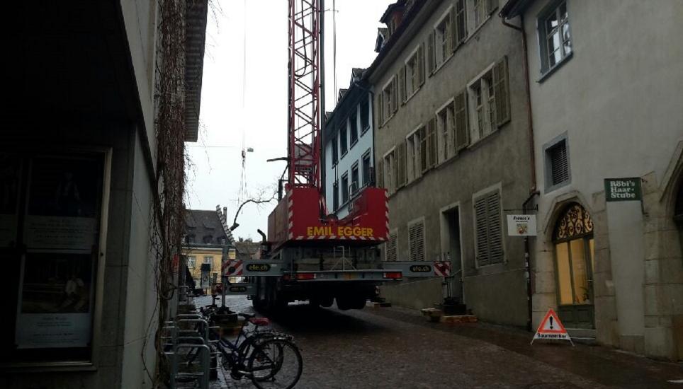 Der Kran transportierte die Einzelteile des Bergahorns ab. Bild: Radio Munot