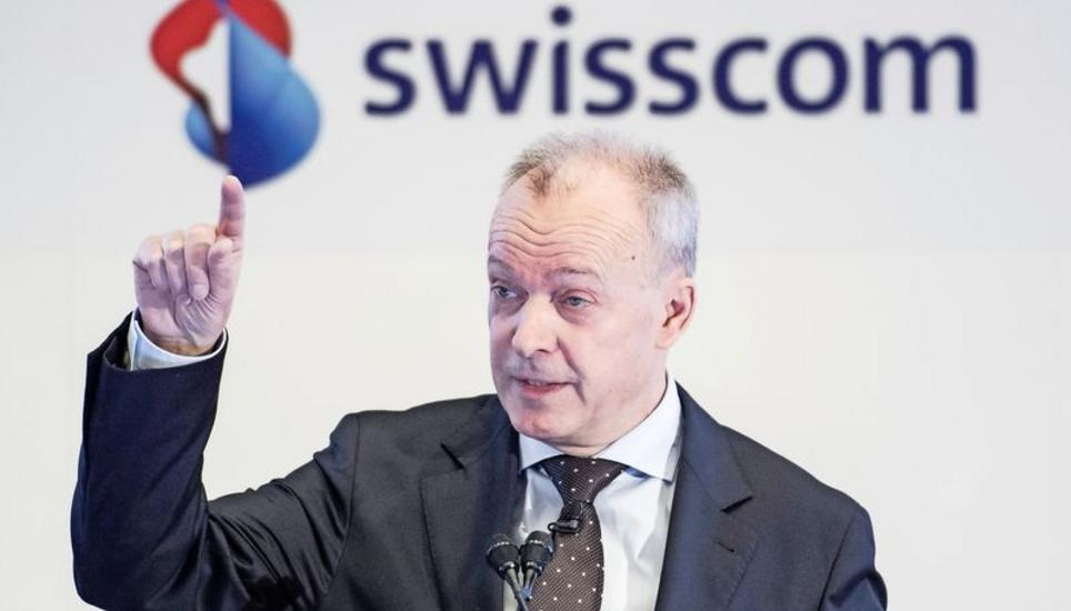 Swisscom-CEO Urs Schaeppi zeigte an der Bilanzmedienkonferenz gestern, wo’s hingehen soll – nach oben. Bild: Key