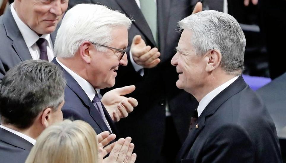 Gestern Nachmittag in Berlin: Der scheidende deutsche Bundespräsident Joachim Gauck (rechts) gratuliert seinem Nachfolger Frank-Walter Steinmeier zur Wahl. Bild: Key