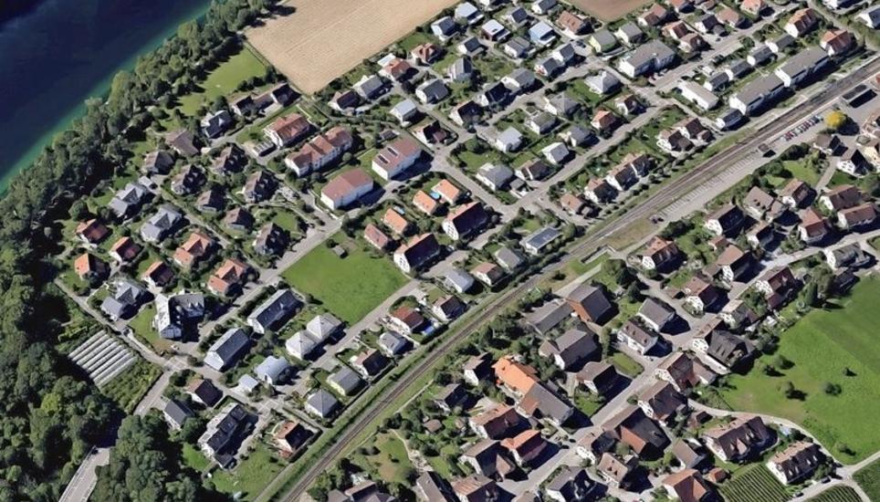 Das Hindergartenquartier in Dachsen: Auslöser für die vom Gemeinderat geplante Nachtparkgebühr sind nicht etwa Pendler, die den Bahnhof (rechts) nutzen, sondern die Anwohner selbst und deren Gäste. Bild: GoogleEarth