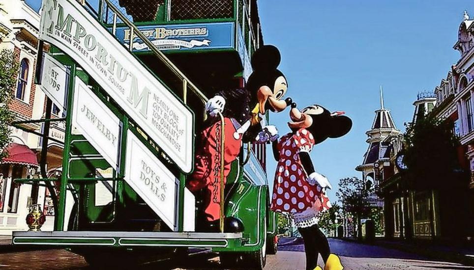 Frankreichs Sozialisten setzten auf finanzielle Traumschlösser aus der bunten Welt der Comics: Eurodisney bei Paris. Bild: zvg