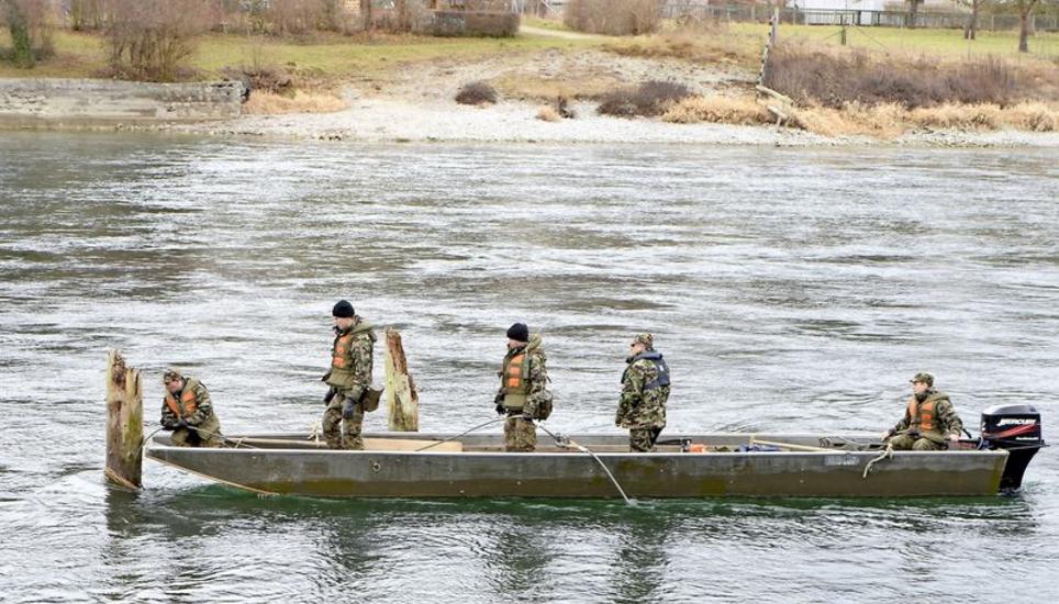 Auf dem Arbeitsboot legen die Rammpioniere am Dienstag ein Drahtseil mit einer Schleife um den Pfahl. Dieser ist mindestens zwei Meter in den Flussboden gerammt und muss mit einem Stahlseil und viel Kraft herausgezogen werden.Bild Selwyn Hoffmann