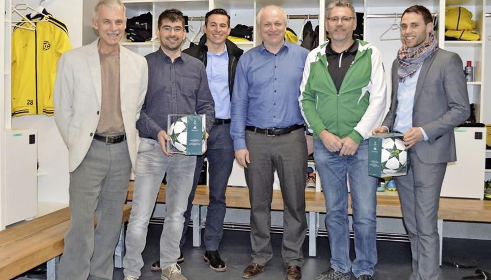 Die regionalen Aufsteiger nach der Saison 2015/2016: Hans Stamm (FC Schaffhausen), Beni Müller (FC Neunkirch), Levis Pereira (FC Neunkirch), Thomas Leemann (SKFV), Kurt Möckli (FC Diessenhofen), Elias Meier (FC Büsingen) (v. l. n. r.).Bild Manuel Iseli