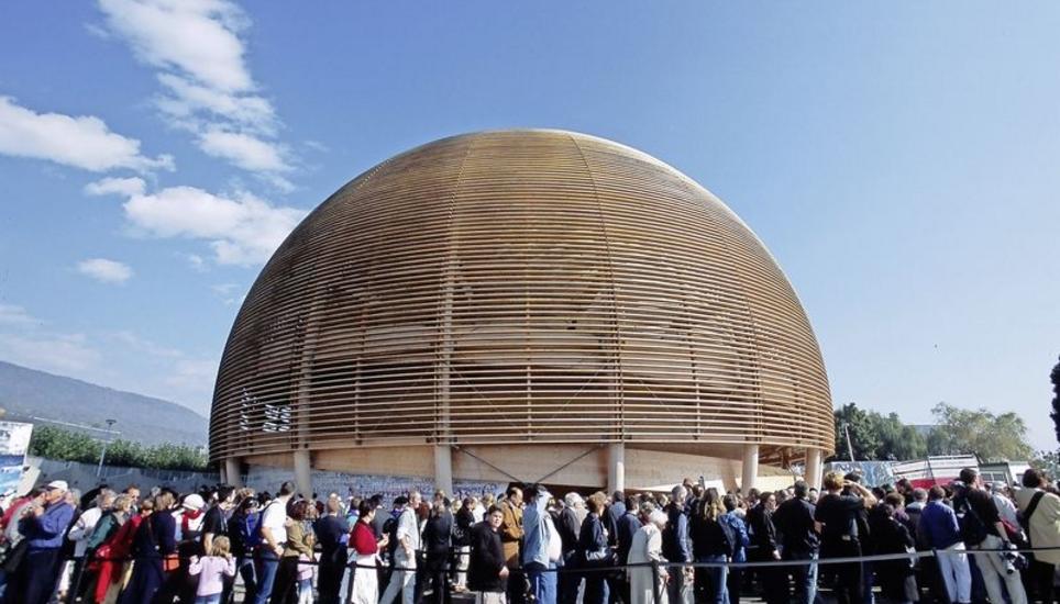 Die letzte Landesausstellung in der Schweiz fand vom 15. Mai bis zum 20. Oktober 2002 im Drei-Seen-Land statt. Besucher stehen vor dem Palais de l’Équilibre auf der Arteplage in Neuenburg in einer Warteschlange. Bild: Key