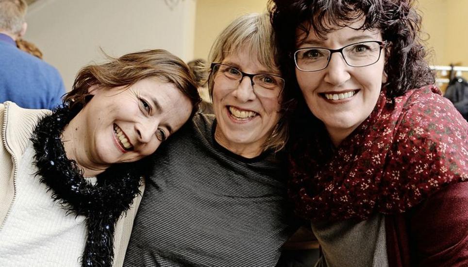 Voller Freude über das gelungene Konzert: Dirigentin Marei Bollinger (M.) mit den Sängerinnen Conny Ehrat (l.) und Sylvia Kübler.