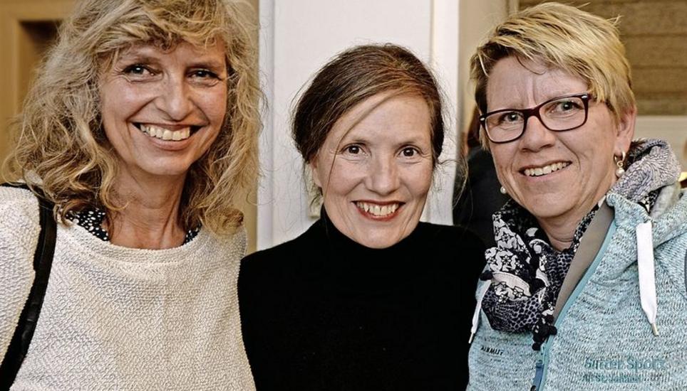 Sängerin Marianne Moser (M.) freute sich über den Besuch von Ballettlehrerin Eliane Schilling (l.) und von Kollegin Regine Kälin.