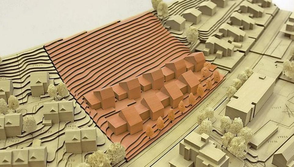 So könnte die Überbauung auf dem Areal Hohberg einmal aussehen: Modelldarstellung des Siegerprojekts «Caran D’Ache» (rot markiert). Bild: Stadt Schaffhausen