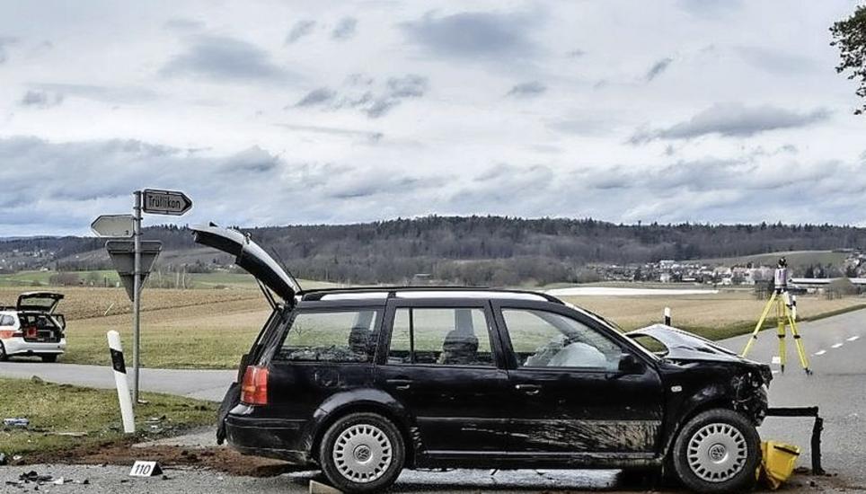 Gegenüber dem Fünfjahresschnitt ereigneten sich im Weinland weniger Unfälle 2016. Im Bild der letzte Unfall am 5. März bei Oerlingen mit fünf Verletzten. Bild: Kapo ZH