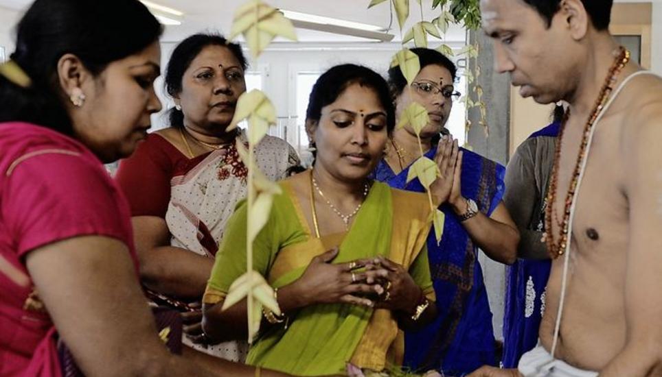 Während der Puja-Zeremonie bittet ein Hindupriester zusammen mit den Gläubigen um Schutz für den neuen Tempel. Bild: Selwyn Hoffmann