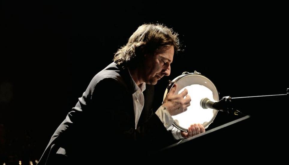 Pippo Pollina am Tambourin – das Instrument wird in der traditionellen sizilianischen Musik gerne eingesetzt. Bild: Selwyn Hoffmann