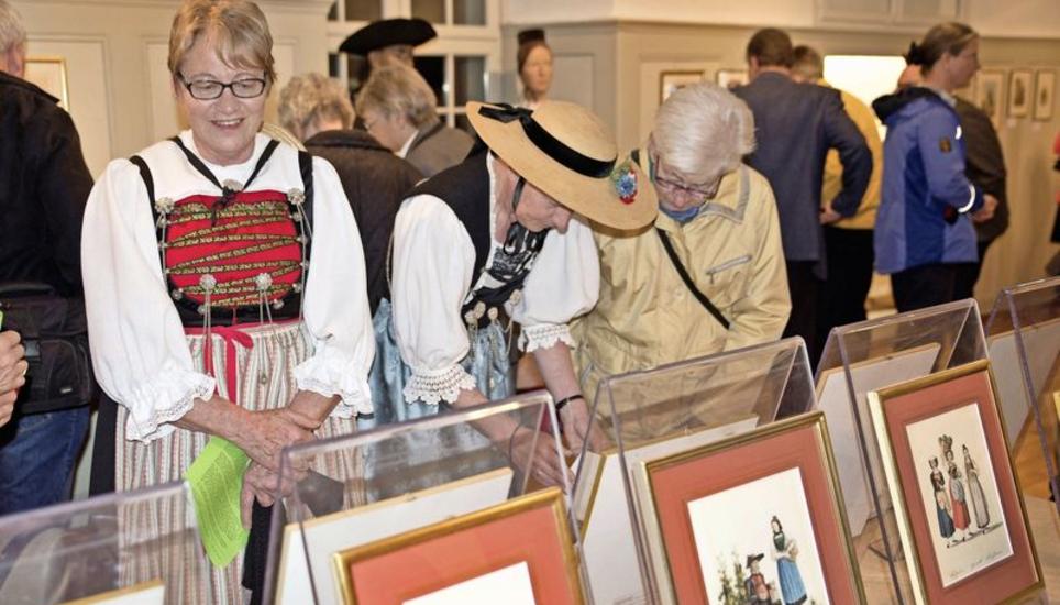 In der Ausstellung im Museum Schleitheim gibt es Bilder und Fotos alter Trachten zu sehen, dazu auch diverse Original- trachten. Bild: Theo Kübler