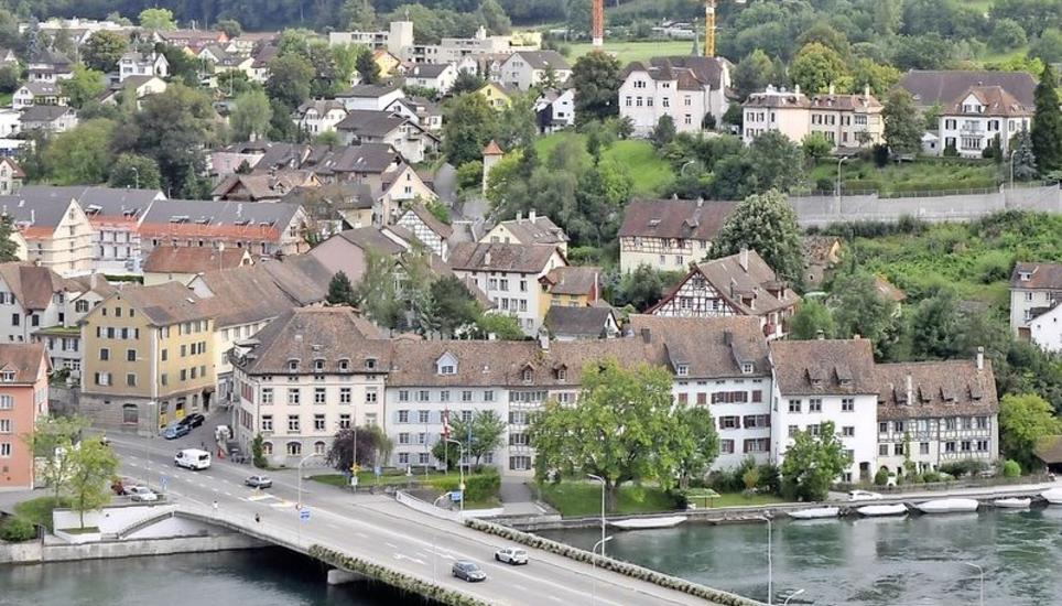 Auch die Häuserzeile an der Unteren Rheingasse (vorn) könnte mit ihren schönen Riegelfassaden eine der zwölf historischen Hinweistafeln erhalten. Archivbild: Mark Gasser