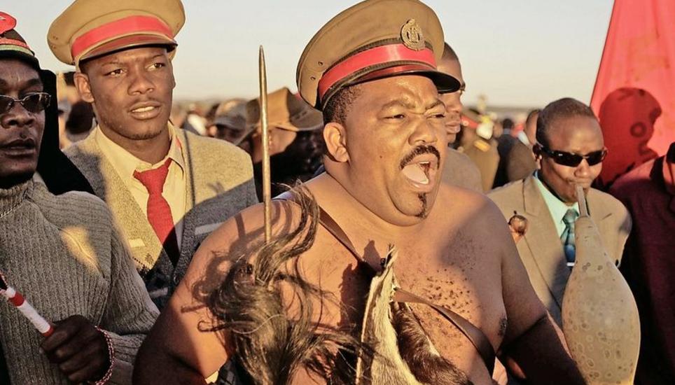 Der Völkermord in Namibia hatte ein düsteres Nachspiel: Viele Schädel der Opfer landeten in deutschen Forschungsinstituten. 2011 kamen einige der Schädel zurück nach Namibia – hier die Reaktion eines Mitglieds des Herero-Volkes. Bild: Key