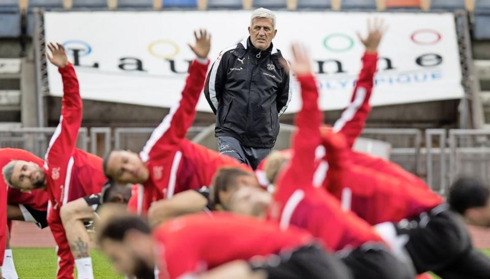 Konzentration von allen erwartet Nationaltrainer Petkovic vor dem Qualifikationsspiel gegen Lettland. Bild Key