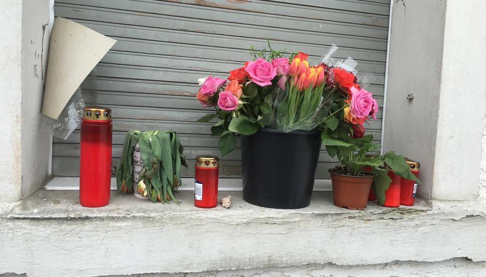Am Tatort wurden im Februar 2016 Blumen niedergelegt. Bild: Jean-Claude Goldschmid