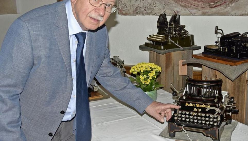 Für Robert Spichiger, den Präsidenten von Reiat Tourismus, bieten alte Schreibmaschinen einen faszinierenden Einblick in unsere Kulturgeschichte. Bild: Andreas Schiendorfer