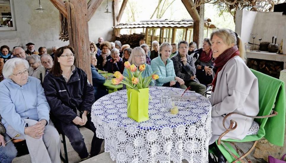 Ursula Hasler hat in Oberhallau ihren Romanerstling «Blindgänger» in einer Gartenlaube vorgestellt. Bild: Selwyn Hoffmann