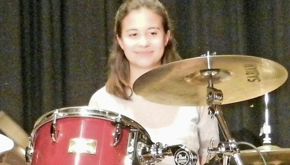 An den Drums Stellvertretend für die Swing Kids, die den anderen Acts mit ihrem furiosen, jugendlichen Auftritt fast ein wenig die Show stahlen: Linda Hodel interpretiert am Schlagzeug Gene Krupas Solo aus «Sing, Sing, Sing».