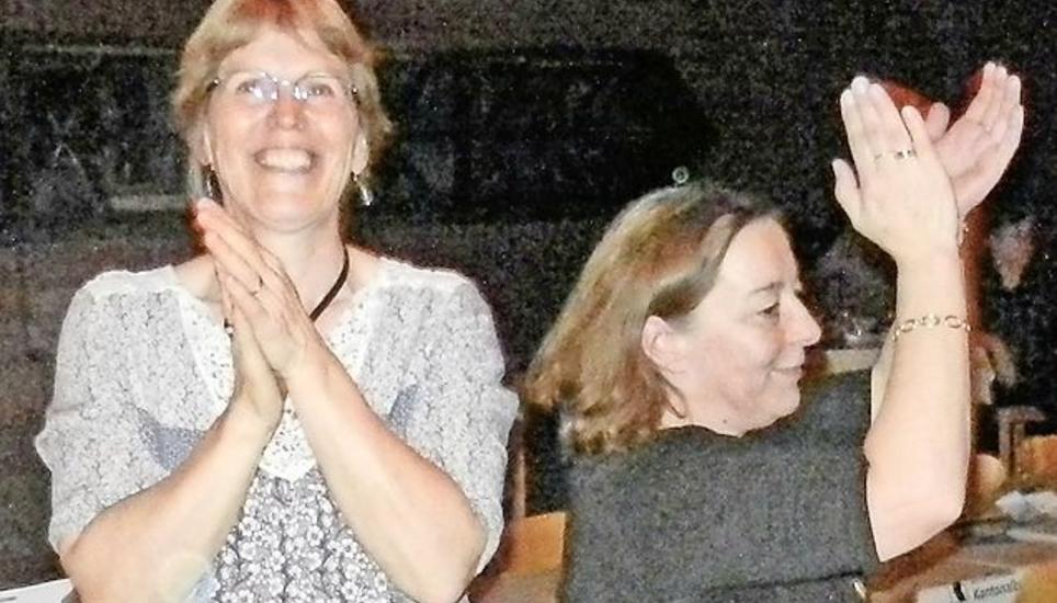 Tanzen und mitklatschen Wie viele andere hielt es bei Zydeco Annie And Swamp Cats auch sie nicht sehr lange auf ihren Stühlen: Heidi Spiess (links) und Paula Spudeit (rechts) waren begeistert.