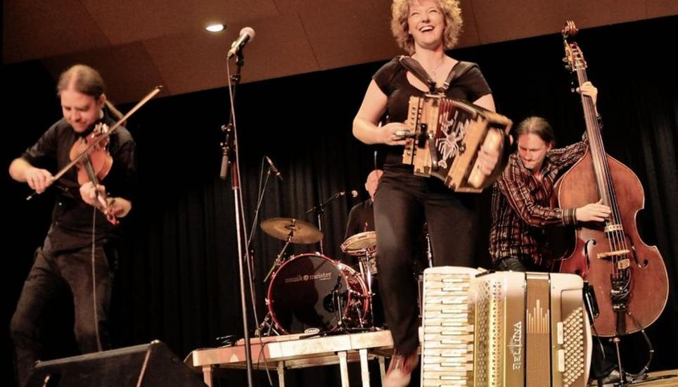 Zydeco Annie stellte mit ihren Swamp Cats Stimmung und gute Laune ganz in den Mittelpunkt. Bilder: Ulrich Schweizer, Karl Hotz