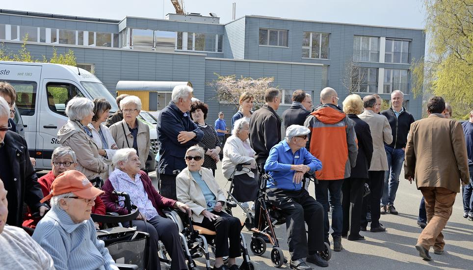 Viele Schaulustige – vorwiegend Bewohner des Altersheims Schönbühl – wohnten dem Spatenstich des Neubaus für 22 Alterswohnungen bei. Bild: Tito Valchera
