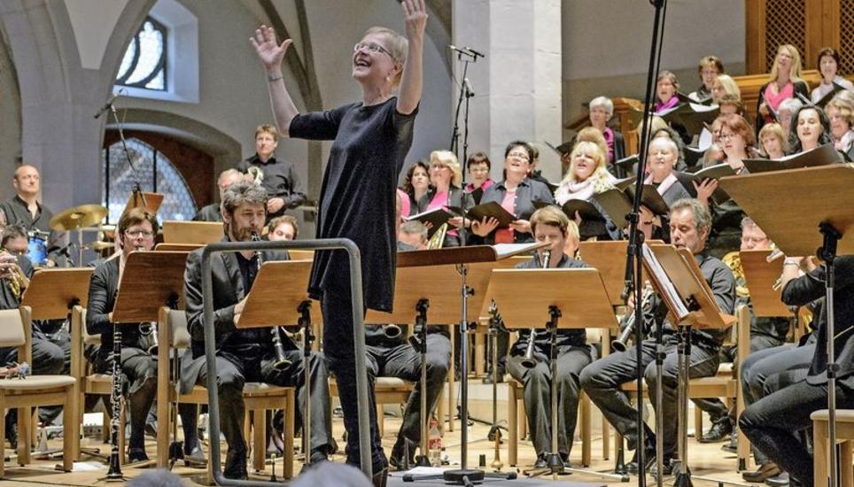 Die zurücktretende Kantonaldirigentin Vreni Winzeler bei ihrem Abschiedskonzert in der Kirche St. Johann. Bild: Selwyn Hoffmann