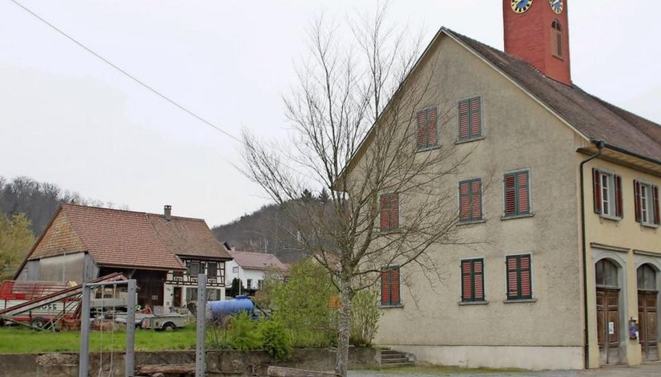 Der Platz neben dem alten «Schulhüüsli» mit der bereits sanierten Schaukel und dem Reck soll nach dem Wunsch der Wildensbucher Dorfbevölkerung mit einfachen Mitteln wieder aufgewertet werden. Bild: Roland Müller