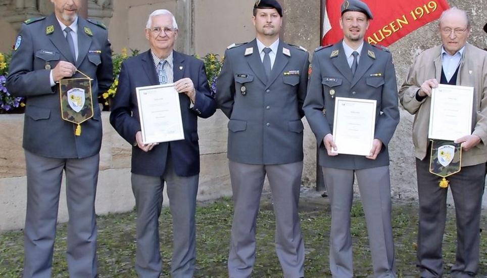 Die neu ernannten Ehrenmitglieder mit KUOV-Präsident Maj Thomas Amstuz (Mitte) im Kreuzgang Allerheiligen: Wm Peter Lombriser, Adj Uof Reinhardt Dünki, Fachof Kurt Hotz und Kpl Paul Schnetzler aus Dachsen (v. l. n. r.). Bild: Andreas Hess