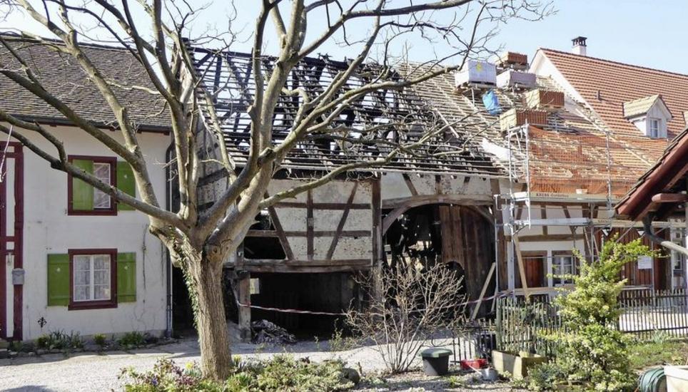 Wie es nach dem Abbruch der abgebrannten Scheune im Chellhof weitergeht, steht noch in den Sternen. Bild: zvg