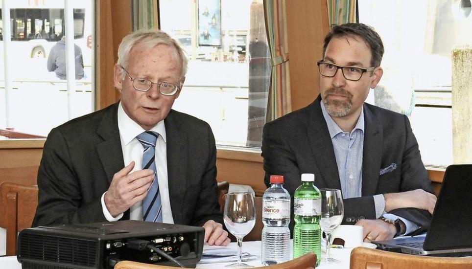 URh-Verwaltungsratspräsident Reto Dubach und Geschäftsführer Remo Rey stellten gestern auf der MS Konstanz die Bilanz des Jahres 2016 und das Programm für 2017 vor. Bild: Bruno und Eric Bührer