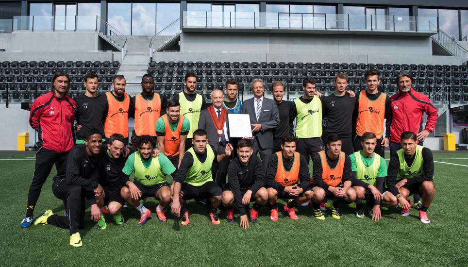 Der ganze FCS gratuliert Aniello Fontana zum Bierorden.