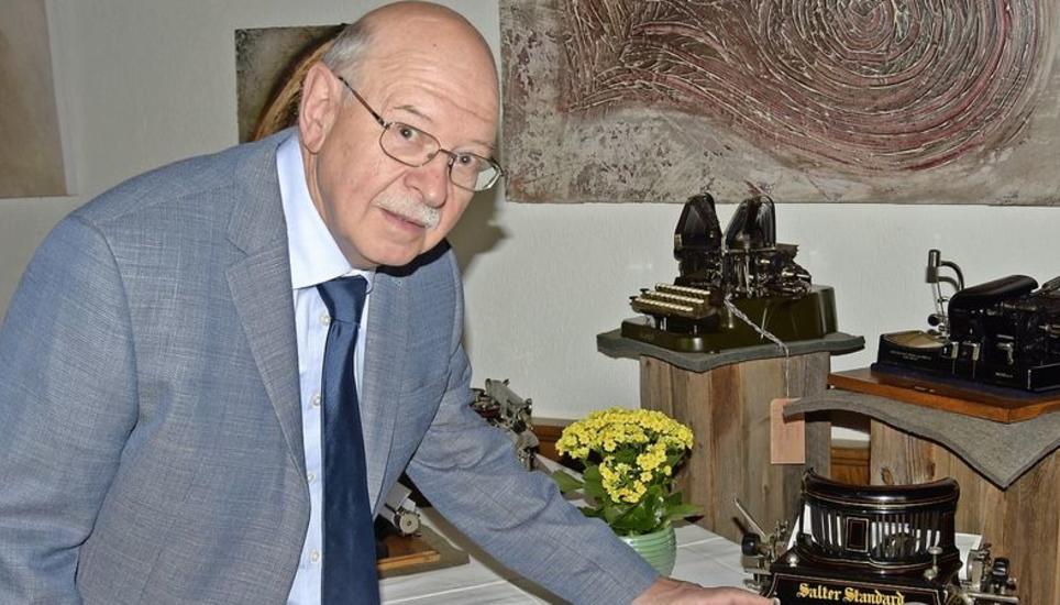 Für Robert Spichiger, den Präsidenten von Reiat Tourismus, bieten alte Schreibmaschinen einen faszinierenden Einblick in unsere Kulturgeschichte. Bild: Andreas Schiendorfer