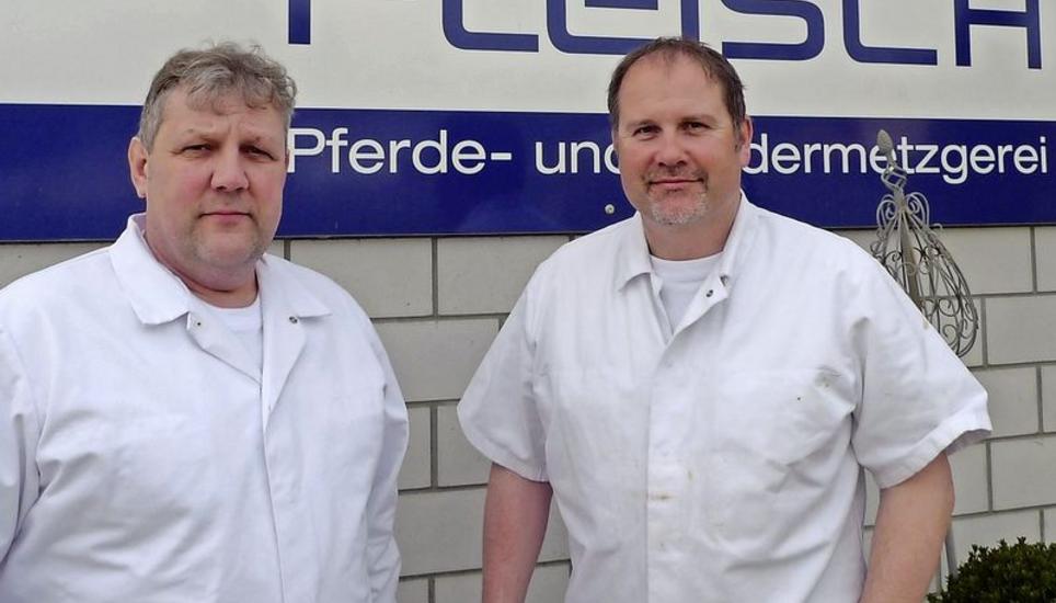 Sie führen zwei Drittel aller Schlachtungen im Kanton Schaffhausen aus: Edwin Müller (links) und Röbi Müller vor ihrer Metzgerei in Schleitheim. Bild: Markus Müller