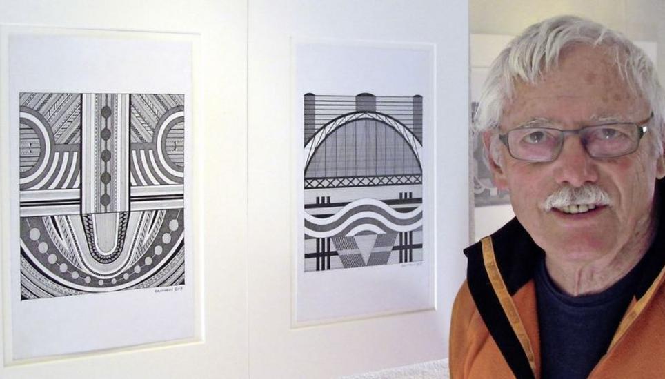 Zaubert feinste Striche und Schattierungen aufs Papier: Rolf Baumann vor seinen neuesten «Visionen». Bild: Ernst Hunkeler