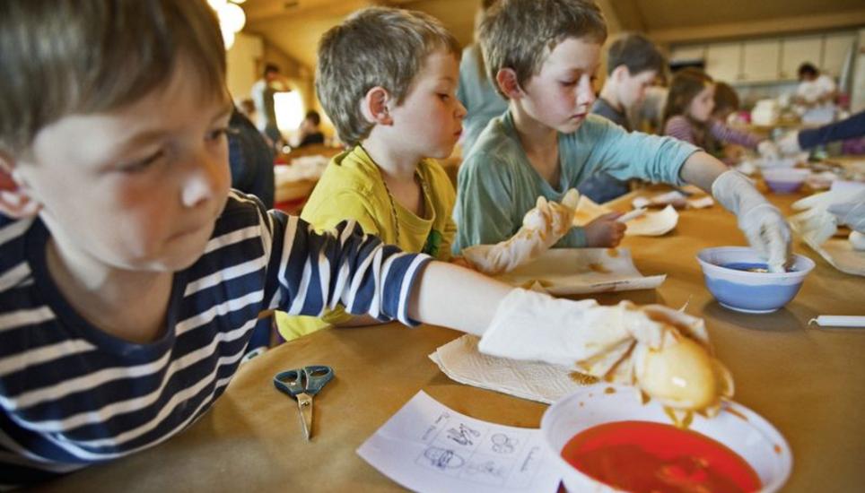 Spektakel pur herrschte beim Eierfärben im Dachsaal der Mehrzweckhalle Stetten. Bild: Theo Kübler