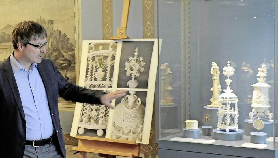 Daniel Grütter, Kurator Kulturgeschichte, erläutert im Empire-Zimmer des Museums die einzigartige Elfenbeinschnitzerei Lorenz Spenglers. Bild: Eric Bührer