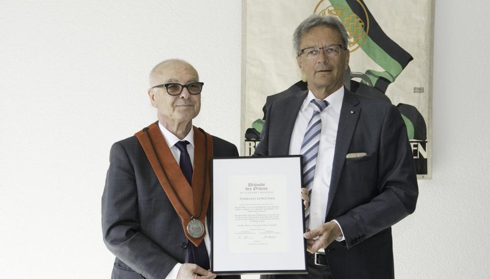 Aniello Fontana und Philipp Moersen zeigen die Urkunde.
