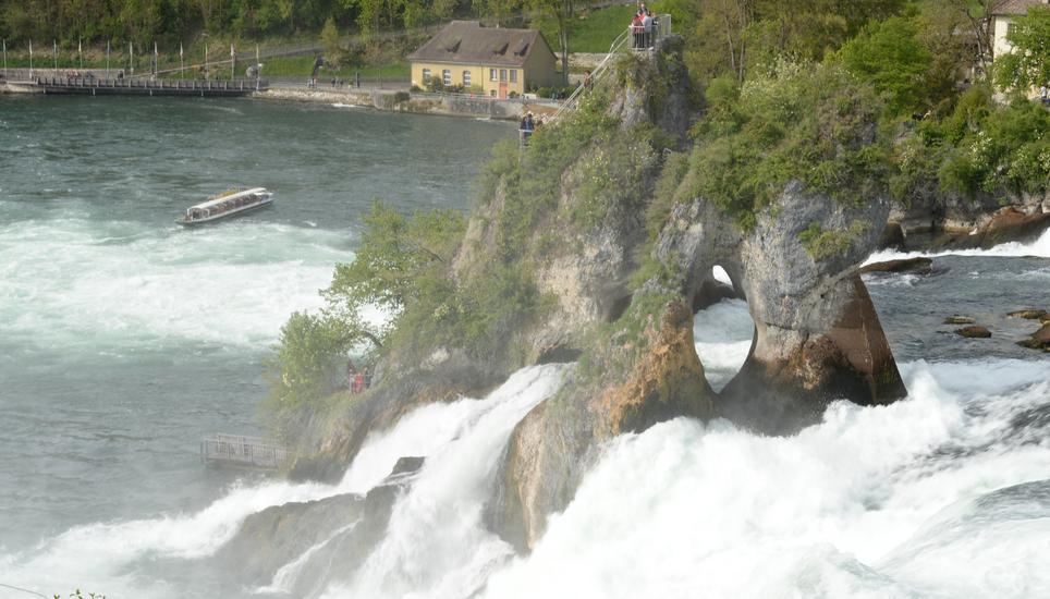 Wo sollen Rheinfall-Besucher künftig ihre Autos abstellen? Bild: Selwyn Hoffmann