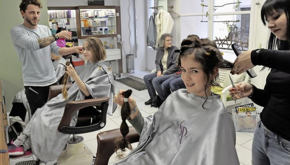 Nachtrauern werden Hannah Jürgens (l.) und Alessia Tuor ihren Zöpfen nicht. Schliesslich fallen sie für eine gute Sache. Bild: Mark Gasser