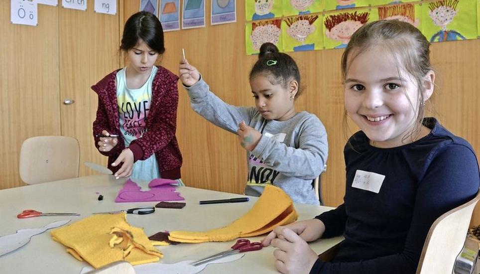 Die Schülerinnen Celine, Diana und Mia (von links) sind fleissig am Werk. Die Bastelarbeiten werden am Frühlingsmarkt verkauft. Bild: Moritz Bolli